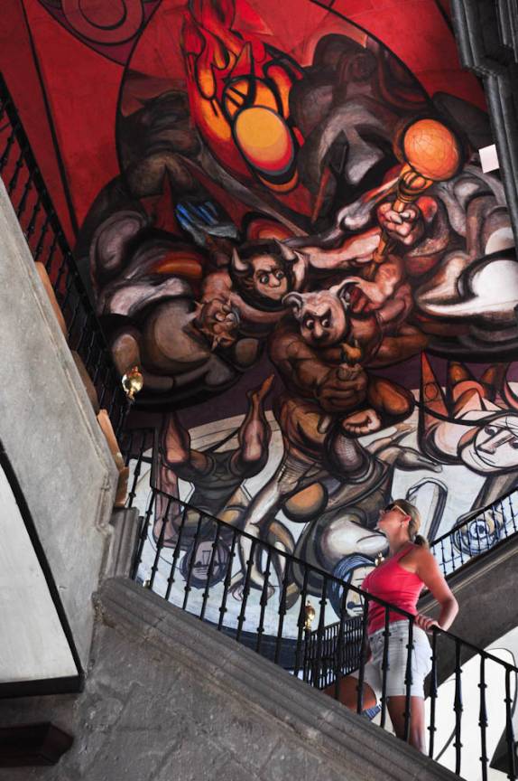 Visita à Sec. de Educação com suas enormes e impressionantes pinturas, (na Plaza Santo Domingo, na Cidade do México, capital do país)